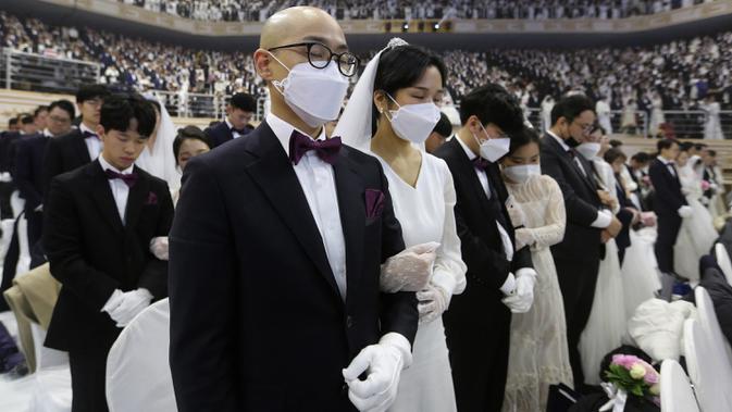 Sejumlah pasangan mengikuti kegiatan nikah massal di Cheong Shim Peace World Center di Gapyeong, Korea Selatan, Jumat, (7/2/2020). Diperkirakan ada ribuan pasangan mengikuti pernikahan massal tersebut. (AP Photo/Ahn Young-joon)