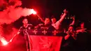 Suporter Lyon membakar suar dan mengibarkan bendera kota setelah tim mereka kalah atas Bayern Munchen pada babak Semifinal Liga Champions di Lyon, Prancis (19/8/2020). Lyon takluk 0-3 atas Munchen di stadion Jose Alvalade di Lisbon, Portugal. (AFP Photo/Filippe Desmazes)
