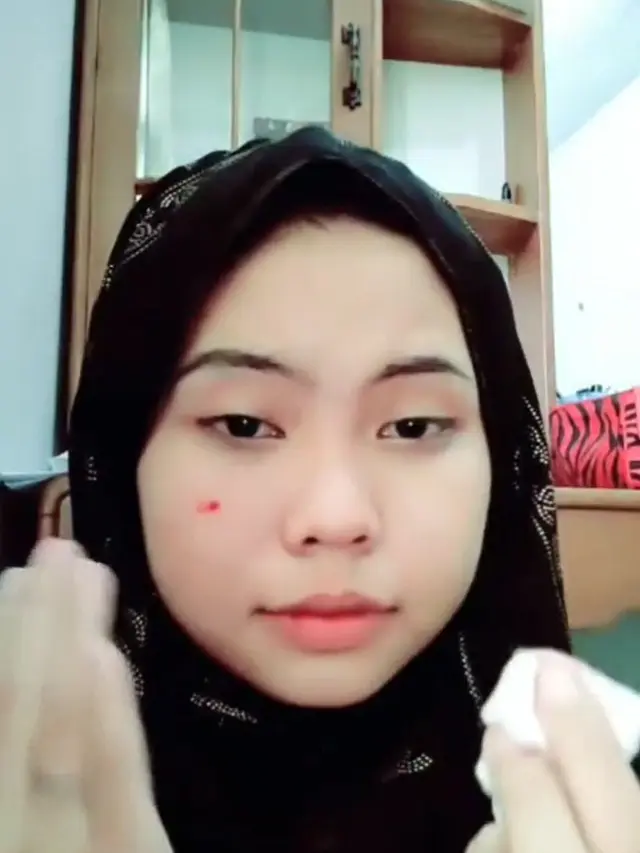 Kepanikan gadis saat membersihkan muka hingga tak sadar mengeluarkan darah.