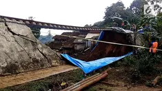Pasca longsor, rel kereta api jurusan Bogor-Sukabumi yang ambruk mulai diperbaiki.