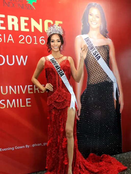 "Terharu juga ngibarin bendera merah putih di sana (Panggung Miss Universe 2016). Saya sendirian yang bawa bendera, awalnya malu, tapi di sisi lain bangga bawa nama besar Indonesia dan itu di apresiasi banget," tutur Kezia. (Adrian Putra/Bintang.com)