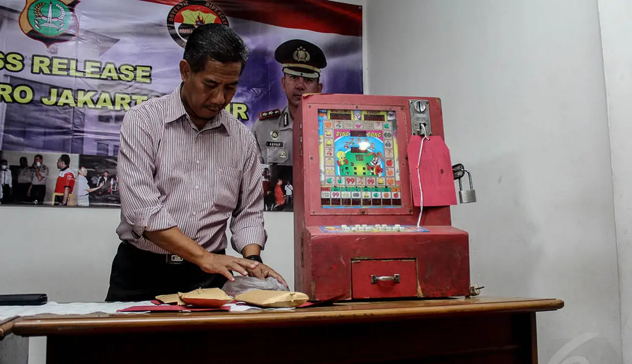 Tiga mesin judi dingdong beserta pemilik dan pelaku pemain judi juga disertakan dalam gelar kasus pencurian dan kekerasan di Polres Jakarta Timur, (8/10/14).(Liputan6.com/Faizal Fanani) 