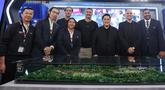 Menpora Erick Thohir (ketiga dari kanan) berfoto bersama para legenda Liga Italia, Esteban Cambiasso, Christian Panucci dan Alessandro Nesta di booth FIFA yang berada pada acara Indonesia Sports Summit 2025 (ISS 2025) resmi digelar di Indonesia Arena, Senayan, Jakarta pada Sabtu (6/12/2025).