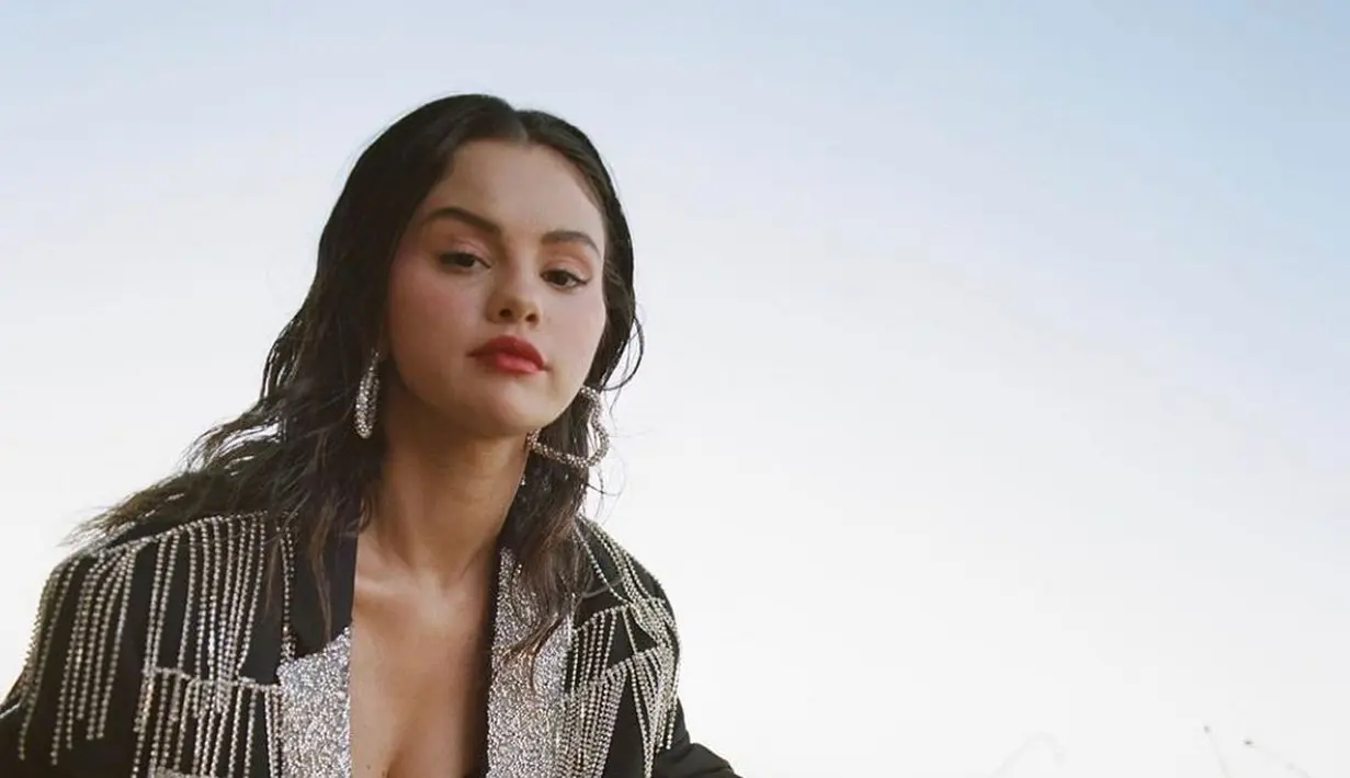 Mana penampilan Selena Gomez dengan lipstik merah yang jadi favoritmu, Sahabat FIMELA? [Foto: Instagram/selenagomez]