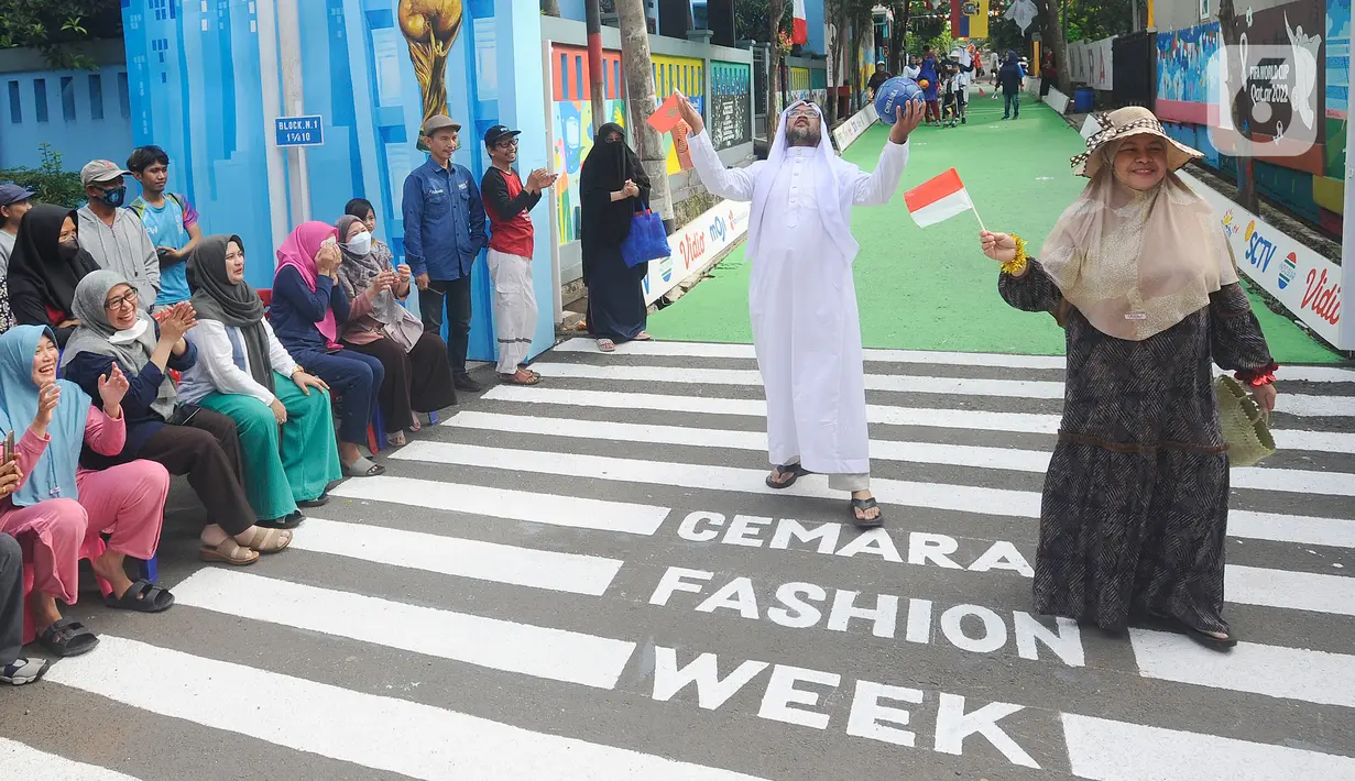 Warga menggelar fashion show menjelang Piala Dunia 2022 Qatar di Perum Depok Maharaja Blok M1 Cluster Cemara, Rangkapan Jaya, Depok, Minggu (20/11/2022). Berbagai pernak-pernik bernuansa Piala Dunia terlihat bertebaran di acara fashion show tersebut. (merdeka.com/Arie Basuki)