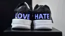 Sepatu lampu Wize & Ope bertuliskan Love-Hate di Consumer Electronic Show (CES), Las Vegas (5/1). Sepatu ini menjadi salah satu stan yang ramai dikunjungi di Consumer Electronic Show (CES), Las Vegas. (AFP Photo/Frederic J. Brown)