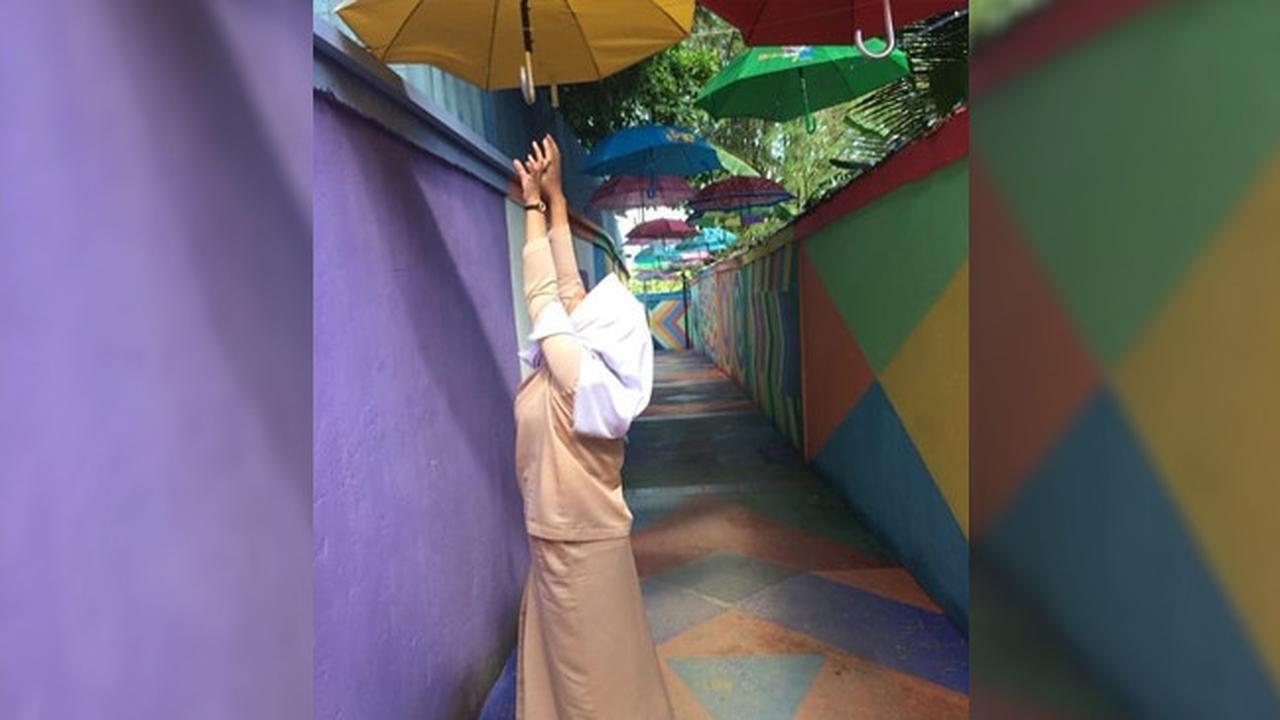 Minta Edit Foto Pegang Payung, Hasilnya Malah Absurd Banget