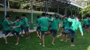 Pemain Timnas Indonesia U-16 melakukan pendinginan usai latihan di Lapangan Atang Sutresna, Cijantung, Jakarta, Senin (3/7). Latihan ini merupakan persiapan jelang berlaga di Piala AFF U-16 Thailand, 9-22 Juli mendatang. (Liputan6.com/Helmi Fithriansyah)
