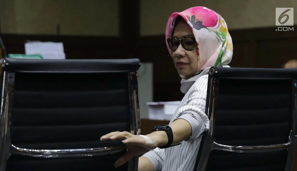 Mantan Dirut PT Pertamina, Karen G Agustiawan saat jeda sidang pembacaan nota pembelaan di Pengadilan Tipikor, Jakarta, Kamis (29/5/2019). Sebelumnya, Karen didakwa pada kasus dugaan korupsi investasi perusahaan di Blok Basker Manta Gummy Australia Tahun 2009  (Liputan6.com/Helmi Fithriansyah)