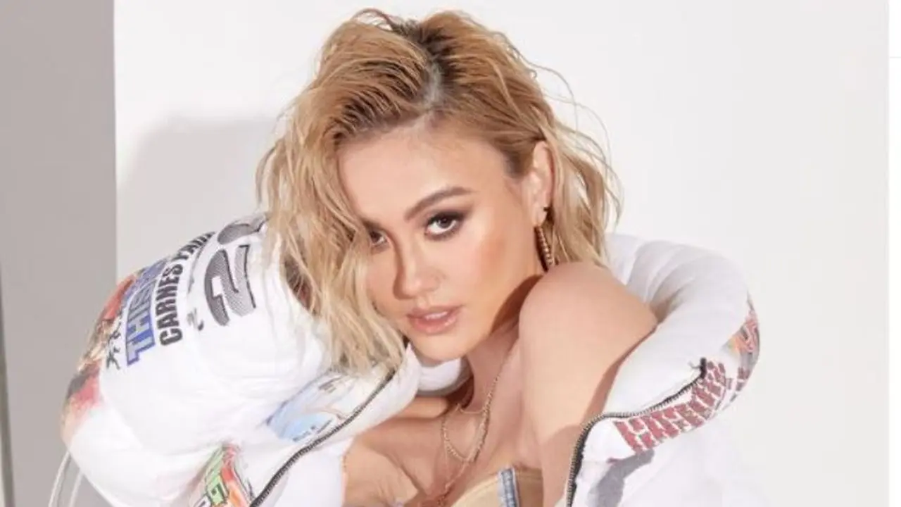 Gaya Agnez Mo Jadi Cover Majalah Fesyen Ternama Amerika Serikat