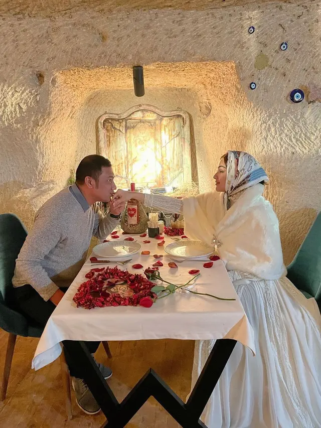 Rayakan Anniversary ke-9, Ini 6 Potret Teuku Rafly dan Istri Dinner di Turki
