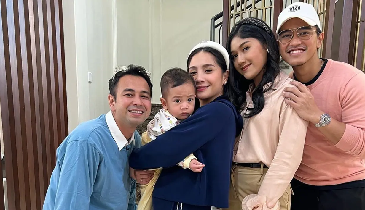 Empat bulan menikah, Kaesang dan Erina pun tampil mesra dan kompak dengan memakai outfit bernuansa pink dalam kunjungannya ke kediaman Raffi-Nagita. Sementara itu, Erina Gudono juga terlihat begitu bahagia saat bertemu dengan Rayyanza alias Cipung. Tampak anak kedua Raffi dan Gigi itu baru bangun tidur. (Liputan6.com/IG/@raffinagita1717)