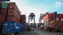 Aktivitas bongkar muat peti kemas di Jakarta International Container Terminal (JICT), Tanjung Priok, Jakarta, Sabtu (12/4/2025). (Liputan6.com/Angga Yuniar)
