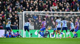 Baru-baru ini, striker asal Brasil itu menunjukkan performa yang impresif. Ia berhasil mencetak dua gol saat Arsenal menang 5-1 atas Crystal Palace di Liga Inggris. (AFP/Glyn Kirk)
