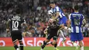 Pemain FC Porto, Jan Bednarek (atas) berebut bola dengan pemain Vitoria Guimaraes, Nelson Oliveira dalam laga Liga Portugal 2025/2026 di Estadio Do Dragao, Porto, Portugal, Senin (11/08/2025) waktu setempat. (AFP/Miguel Riopa)