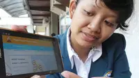 Litafira Syahadiyanti, Mahasiswi Jurusan Teknik Informatika Universitas Dr Soetomo (unitomo) Surabaya, menunjukkan aplikasi buatannya (Liputan6.com/Dian Kurniawan).