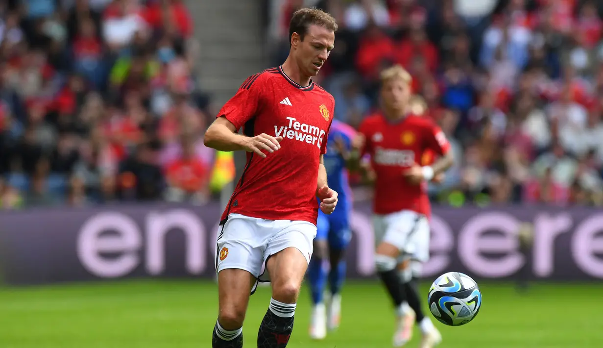 Jonny Evans menjadi bagian Leicester City sejak awal musim 2018/2019 saat didatangkan dari West Bromwich Albion dengan nilai transfer 4 juta euro. Setelah lima musim, The Foxes terdegradasi dari Premier League pada akhir musim 2022/2023, sang pemain pun memilih hengkang secara gratis ke klub lamanya, Manchester United sebagai salah satu wakil Inggris di Liga Champions musim 2023/2024. (AFP/Andy Buchanan)