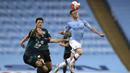 Pemain Manchester City, Phil Foden, menyundul bola saat melawan Burnley pada laga Premier League di Stadion Etihad, Senin (22/6/2020). Manchester City menang 5-0 atas Burnley. (AP/Shaun Botterill)
