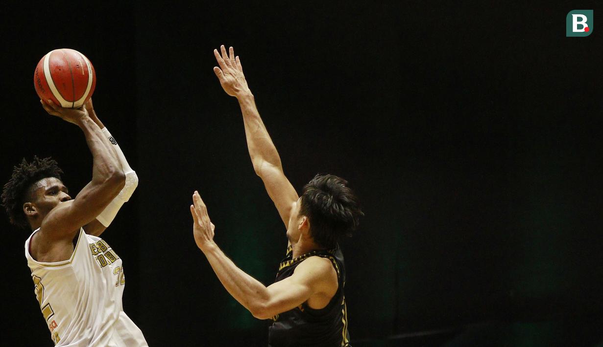 Pemain impor West Bandits, yakni Dmonta Quoshawn Harris (kiri) menjadi pencetak poin terbanyak bagi tim milik Gading Marten ini. (Bola.com/M Iqbal Ichsan)