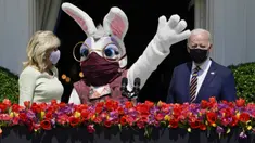 Presiden Joe Biden bersama Ibu Negara Jill Biden dan Kelinci Paskah berdiri di balkon Ruang Biru, Gedung Putih, Washington, Amerika Serikat, Senin (5/4/2021). Gedung Putih kembali meniadakan tradisi Easter Egg Roll menyusul pandemi COVID-19 yang sedang berlangsung. (AP Photo/Evan Vucci)