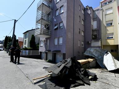 Atap seng yang runtuh di Zagreb, sehari setelah badai kuat di ibu kota Kroasia  pada 20 Juli 2023. (AFP/Denis Lovric)