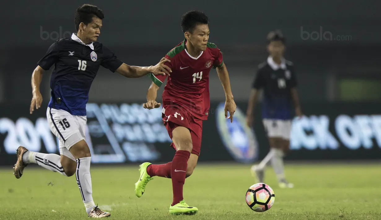 Gelandang Timnas Indonesia U-19, Feby Eka Putra, berusaha melewati pemain Kamboja U-19 pada laga persahabatan di Stadion Patriot, Bekasi, Rabu (4/10/2017). Indonesia menang 2-0 atas Kamboja. (Bola.com/Vitalis Yogi Trisna)