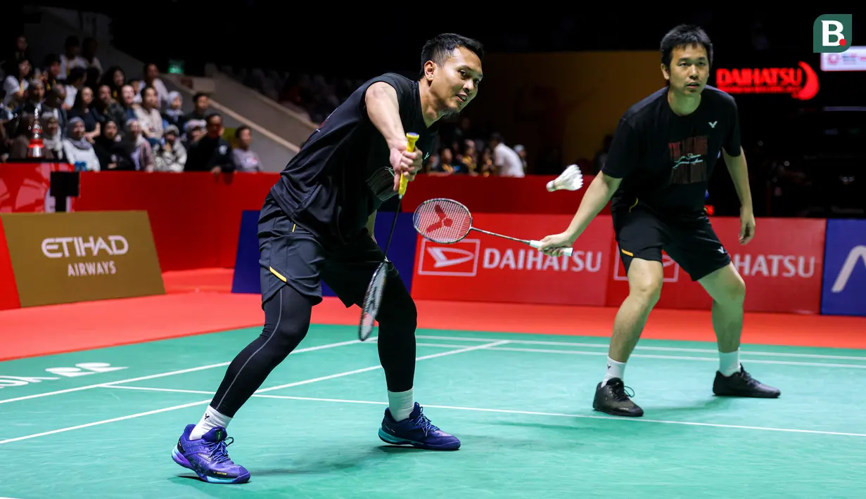 <p>Pebulu tangkis ganda putra Indonesia, Mohammad Ahsan/Hendra Setiawan berusaha mengembalikan kok ke arah pasangan Seo Seung-jae dan Kevin Sanjaya dalam acara 'Moment of Honor The Daddies' sebelum laga final Indonesia Masters 2025 di Istora Senayan, Jakarta, Minggu (26/01/2025). (Bola.com/Bagaskara Lazuardi)</p>