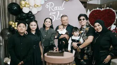 Melalui akun Instagram, Aurel Hermansyah membagikan momen saat menghadiri ulang tahun Raul Lemos yang ke-54. Dalam momen tersebut seluruh keluarga tampak kompak memakai busana bernuansa hitam. (Liputan6.com/IG/@aurelie.hermansyah)