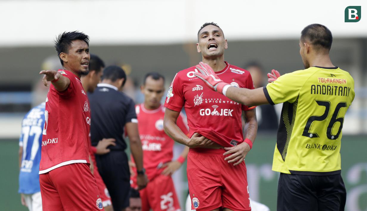 Pemain Persija Jakarta berkordinasi saat melawan Persib Bandung pada laga Liga 1 di Stadion GBLA, Jawa Barat, Minggu (23/9/2018). Persib menang 3-2 atas Persija. (Bola.com/M Iqbal Ichsan)