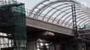 Suasana proyek pembangunan Light Rail Transit (LRT) Jabodebek di kawasan Cibubur, Jakarta, Senin (18/2). Tarif flat untuk moda transportasi massal ini ditetapkan juga setelah mempertimbangkan kemampuan daya beli masyarakat. (Merdeka.com/Iqbal S. Nugroho)
