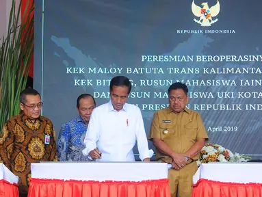 Presiden Joko Widodo (Jokowi) meresmikan proyek kawasan ekonomi khusus (KEK) di Bandara Samratulangi Manado, Sulawesi Utara, Senin (1/4). Jokowi meresmikan beroperasinya KEK Maloy Batuta Trans Kalimantan, KEK Morotai, KEK Bitung. (Liputan6.com/Angga Yunia