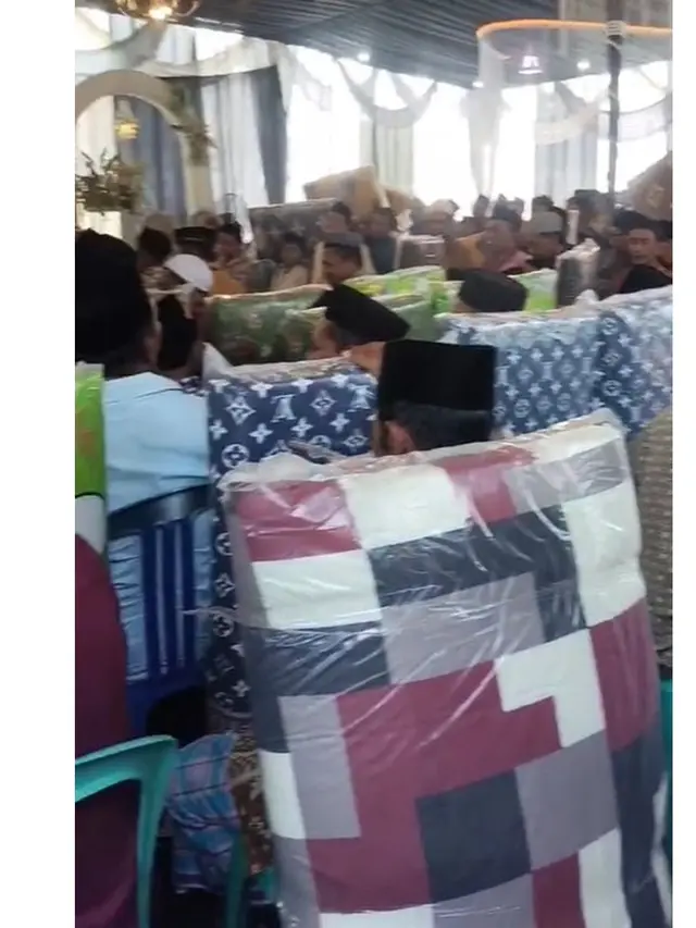 6 Potret Suvenir Berukuran Besar dari Kondangan, Kasur hingga Sangkar Burung