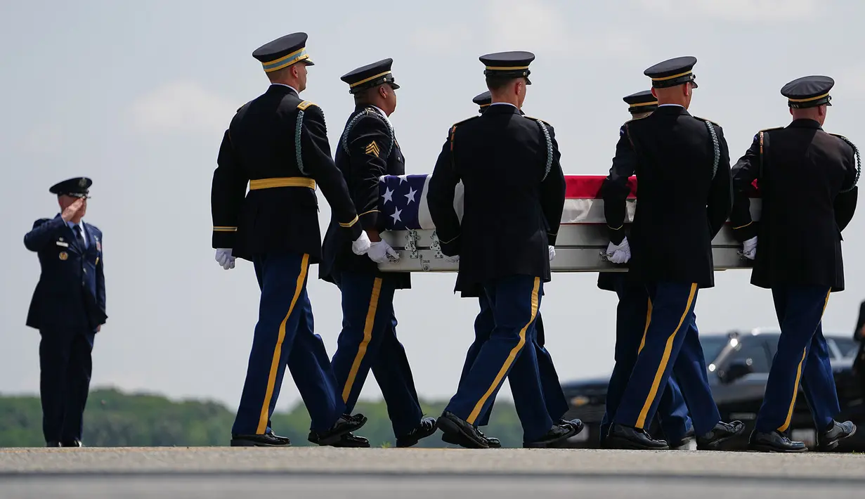 Tim pengangkut Angkatan Darat AS memindahkan peti jenazah berisi sisa-sisa tubuh Letnan Satu Tyler James Feehan di Pangkalan Angkatan Udara Dover, Delaware, Amerika Serikat,  Rabu, 22 Juli 2026. (Foto AP/Matt Rourke)