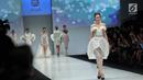 Sejumlah model berjalan diatas catwalk membawakan rancangan desainer Bunka School of Fashion dalam ajang Jakarta Fashion Week 2018 di Senayan City, Jakarta, Kamis (26/10). Bunka School of Fashion mengusung “Diversity in Art". (Liputan6.com/Faizal Fanani)