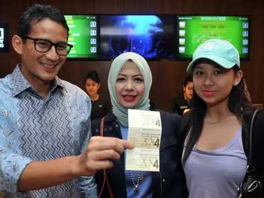 Sandiaga Uno memperlihatkan tiket saat akan nonton di di XXI Senayan City, Selasa Malam (24/5/2016). Bakal Calon Gubernur DKI Jakarta itu mengaku mendukung perfilman Indonesia dan industri kreatif. (Liputan6.com/Johan Tallo)