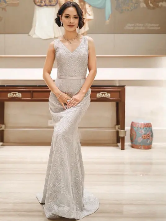 <p>Jika ingin tampil glamour, gaun bodycon v neck seperti Andien ini bisa jadi rekomendasi. Dengan detail ikat pinggang sederhana. @andienaisyah</p>