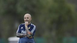 Pelatih Argentina, Jorge Sampaoli, memimpin langsung sesi latihan timnas jelang laga kualifikasi piala dunia 2018 di  Buenos Aires, Selasa (29/8/2017). Argentina akan berhadapan dengan Uruguay. (AP/Natacha Pisarenko)
