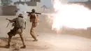 Pasukan Khusus Irak melepaskan roket ke arah pasukan ISIS di selatan Mosul, Irak, Sabtu (29/10). Pasukan Khusus Irak terus menggempur ISIS yang menguasai kota Mosul. (REUTERS)