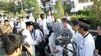 Bupati Purwakarta Dedi Mulyadi Halal bil Halal ke para PNS di hari pertama masuk kerja usai libur Lebaran. (Liputan6.com/Abramena).