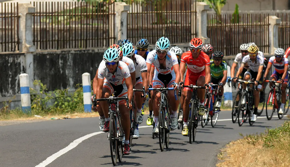 165 pebalap dari 16 tim mulai berlomba di ajang Tour De Banyuwangi Ijen di Banyuwangi, Jawa Timur, (16/10/2014). (Liputan6.com/Helmi Fithriansyah)