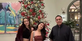 Nia Ramadhani bersama keluarganya liburan akhir tahun ke Amerika Serikat. Nia tampil mengenakan jaket fur maroon dipadukan inner one shoulder crop hitam serasi dengan warna celana panjang dan bootsnya. Mikhayla mengenakan strapless leather maroon dipadukan mini skirt ruffle denim. [@ramadhaniabakrie]