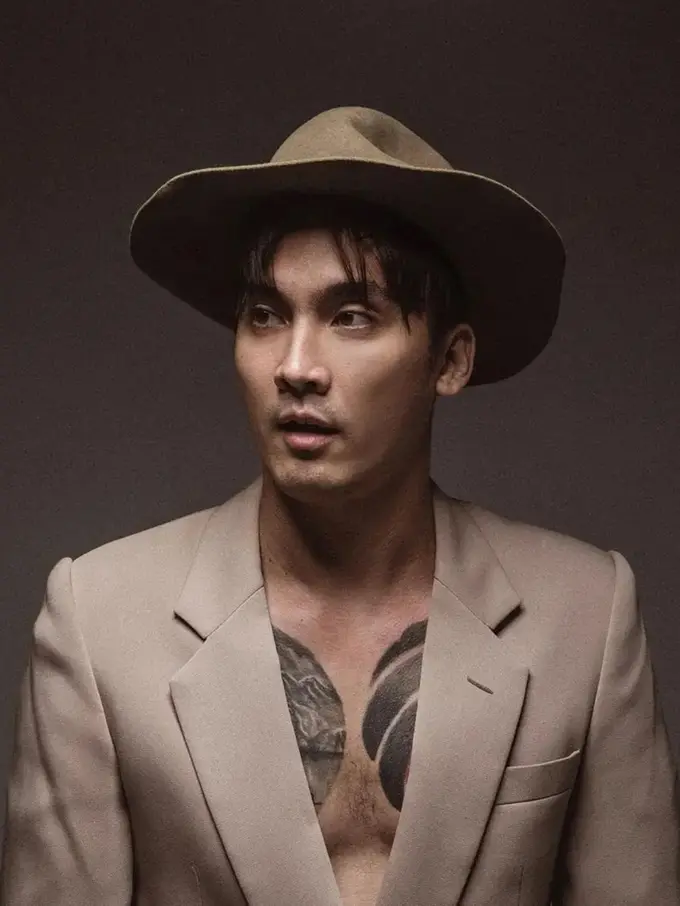 Potret Rendy Kjaernett Pamer Tato di Bagian Dada, Curi Perhatian