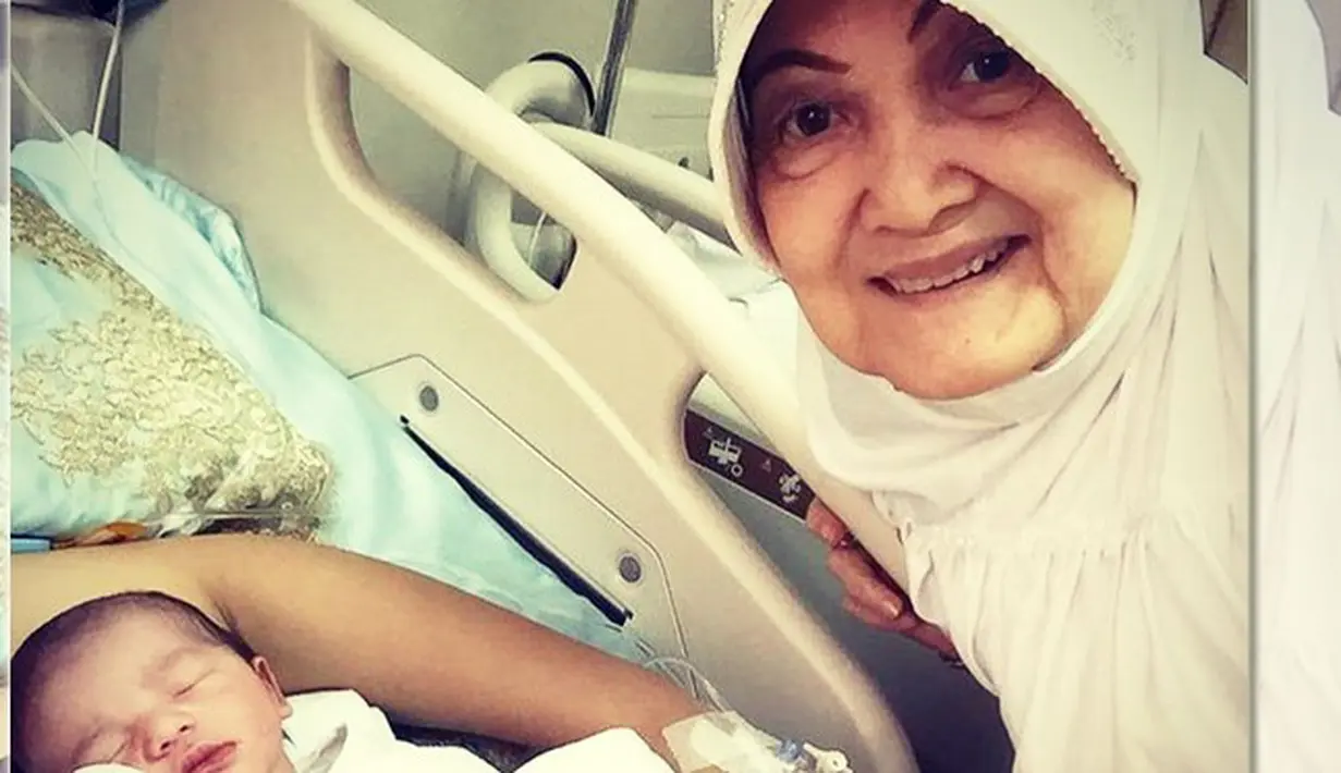 "membesarkan sendiri 5 anaknya tanpa bantuan pengasuh, mendidik dan menyayangi aku sampai aku besar, rela dirinya yg susah asal anak2 nya bahagia. mengorbankan kebahagiaannya demi anak2 nya," tulis ashanty_ash pada 26 September 2016 silam. 