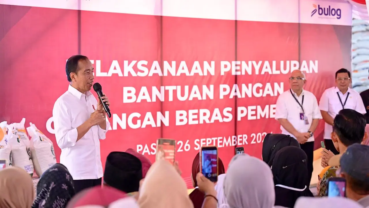 Presiden Joko Widodo (Jokowi) menyalurkan bansos beras di Kompleks Pergudangan Bulog Tanah Grogot, Kabupaten Paser, Kalimantan Timur, Kamis (26/9/2024). (Dok Bulog)