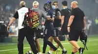 Samuel Kalu tumbang pada pertandingan melawan Marseille, Senin (16/08/2021). (Foto: The Sun)