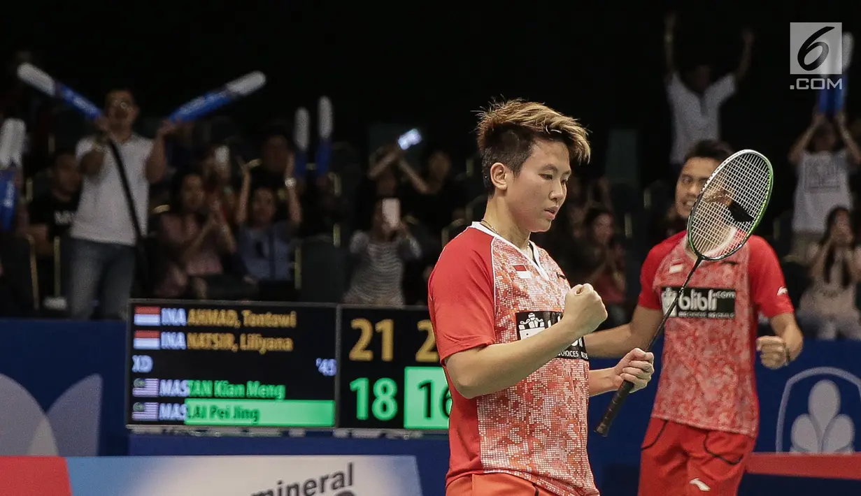 Ekspresi Ganda Campuran Indonesia, Tontowi Ahmad/Liliyana Natsir usai berhasil menambah angka saat laga melawan Tan Kian Meng-Lai Pei Jing (Malaysia) di perempat final Indonesia Open 2017 di Jakarta, Jumat (16/6). (Liputan6.com/Faizal Fanani)