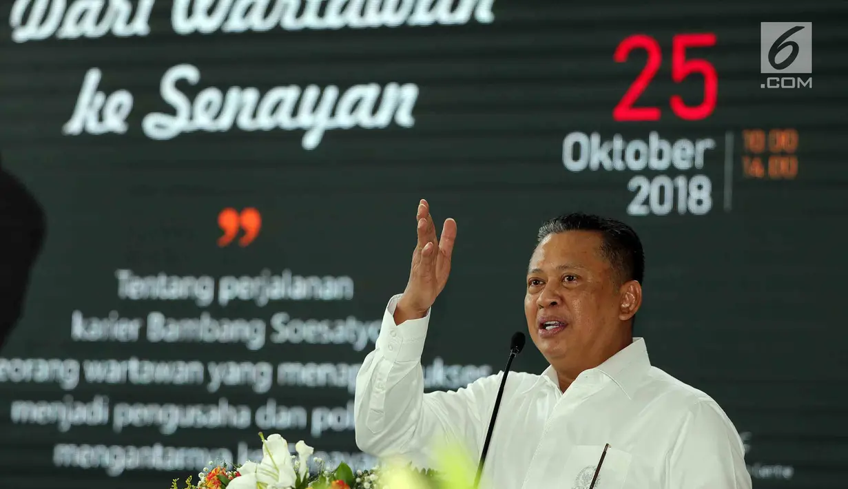 Ketua DPR Bambang Soesatyo memberi sambutan saat peluncuran buku Ketua  DPR, Jakarta, Kamis (25/10). Buku berjudul "Dari Wartawan ke senayan" ini mengisahkan Bambang Soesatyo saat menjadi wartawan hingga akmenjadi ketua DPR. (Liputan6.com/Johan Tallo)
