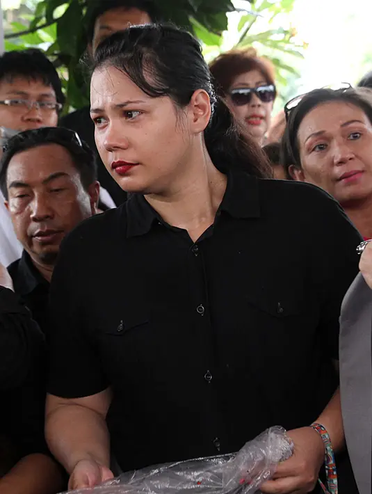 Kematian mendadak membuat wanita yang biasa disapa Tina itu sangat terpukul. Apalagi sebelum dinyatakan meninggal ia masih sempat bersama dirumah Mike. Gurat kesedihan nampak jelas terlihat saat pemakaman. (Deki Prayoga/Bintang.com)