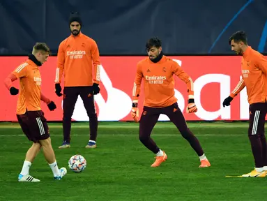 Gelandang Real Madrid, Toni Kroos dan rekannya ambil bagian dalam sesi latihan timnya menjelang laga Liga Champions di stadion Olympiyskiy di Kiev, Senin (30/11/2020). Real Madrid akan bermain tandang melawan Shakhtar Donetsk pada Selasa malam 1 Desember 2020 waktu setempat. (Sergei SUPINSKY/AFP)