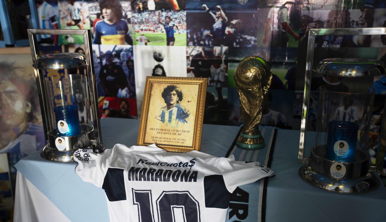 Di Gereja Maradona yang terletak di San Andres Cholula, Meksiko itu foto-foto sang legenda menghiasi dinding-dinding bangunan. (Foto:AP/Marco Ugarte)